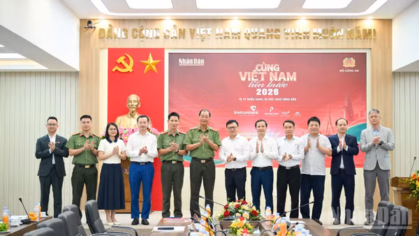 Các đại biểu tham dự chương trình. (Ảnh: THẾ ĐẠI)