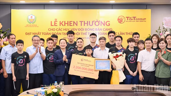 Đội bóng bàn Công an nhân dân được khen thưởng sau thành tích nhất toàn đoàn. 