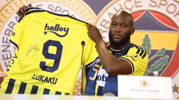 Romelu Lukaku và chiếc áo thi đấu mới của anh. (Ảnh: Fenerbahce)