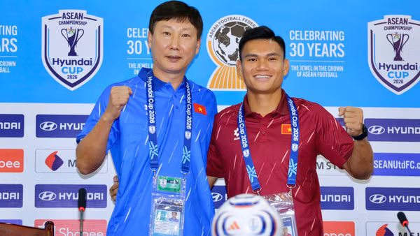 Huấn luyện viên Kim Sang Sik và hậu vệ Phạm Xuân Mạnh góp mặt tại buổi họp báo. (Ảnh: VFF)