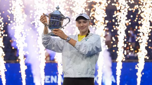 Elena Rybakina và chiếc cúp vô địch US Open 2026. (Ảnh: US Open)