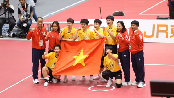 Các thành viên đội tuyển cầu mây nữ Việt Nam và Ban huấn luyện ăn mừng chiến thắng. (Ảnh: Bùi Lượng)