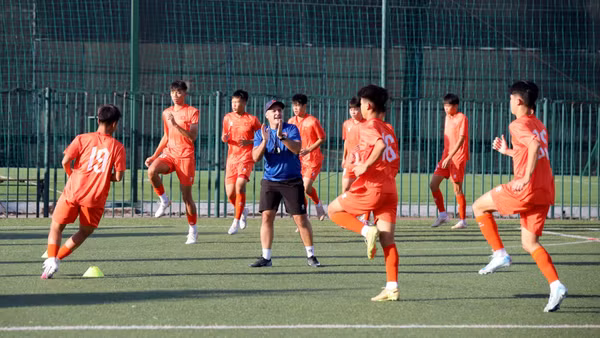 Các cầu thủ U15 Việt Nam nỗ lực tập luyện. (Ảnh: VFF)