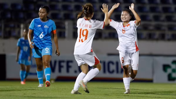 U17 nữ Việt Nam ghi bàn liên tiếp vào lưới U17 nữ Quần đảo Bắc Mariana. (Ảnh: VFF)