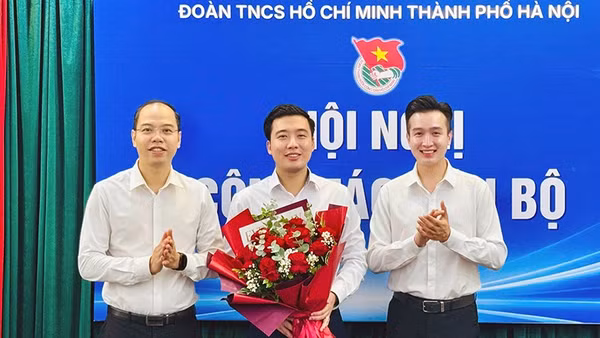 Thường trực Đoàn Thanh niên thành phố Hà Nội tặng hoa chúc mừng đồng chí Dương Minh Đức. (Ảnh: Hội đồng Đội thành phố Hà Nội cung cấp)