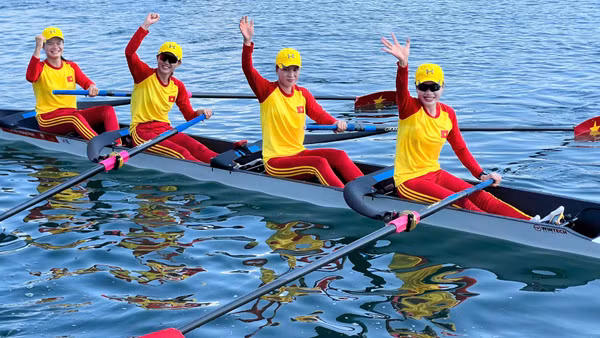 Bộ tứ Dư Thị Bông, Lê Thị Hiền, Phạm Thị Ngọc Anh và Hà Thị Vui giành Huy chương Đồng thuyền bốn nữ một mái chèo môn rowing. (Ảnh: Bùi Lượng)