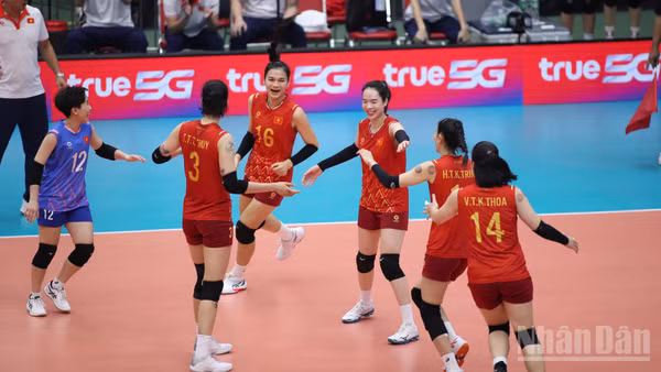 Các cô gái Việt Nam nhận Huy chương Bạc sau khi thua sát nút Thái Lan 2-3. (Ảnh: HOÀNG MINH)