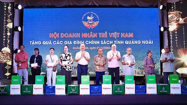 Đại diện đoàn đại biểu Hành trình trao quà tặng các gia đình chính sách tại Quảng Ngãi.