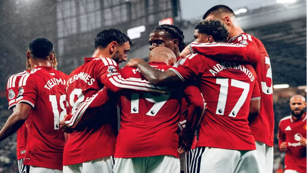 Andrey Santos, Youri Tielemans ăn mừng bàn thắng. (Ảnh: MUFC)