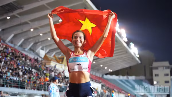 Nguyễn Thị Oanh tỏa sáng ở nội dung 5.000m nữ để mang về Huy chương Vàng điền kinh. (Ảnh: HOÀNG MINH)