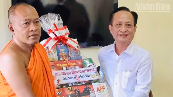 Đồng chí Phạm Văn Thiều, Phó Bí thư Tỉnh ủy, Chủ tịch Hội đồng nhân dân tỉnh Cà Mau đến thăm và trao quà chúc mừng Đại đức Thạch Thương, Trụ trì chùa Kim Cấu tại phường Vĩnh Trạch. (Ảnh: Phó Chủ tịch Ủy ban nhân dân phường Vĩnh Trạch Nguyễn Thị Xuân Quyên cung cấp)