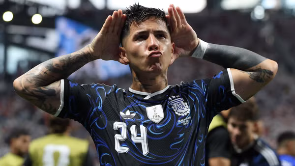 Enzo Fernandez ghi bàn gỡ hòa quan trọng cho Argentina. (Ảnh: THX/TTXVN)