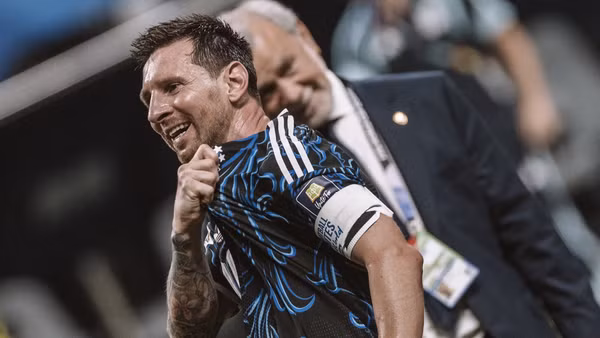 Lionel Messi ăn mừng sau khi cùng Argentina tiến vào chung kết World Cup 2026. (Ảnh: AFA)