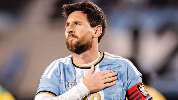 Lần cuối cùng đeo băng đội trưởng Argentina của Lionel Messi. (Ảnh: AFA)