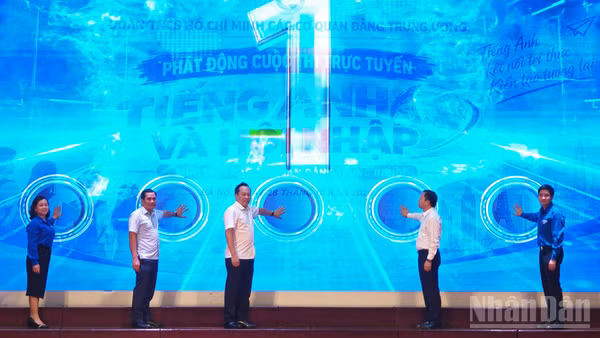Các đồng chí đại diện Ban tổ chức và các đơn vị liên quan thực hiện nghi thức khởi động Cuộc thi. (Ảnh: LINH PHAN) 
