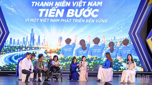 Các gương thanh niên tiêu biểu truyền cảm hứng bằng những câu chuyện nghị lực của bản thân tại diễn đàn. (Ảnh: HẢI ĐĂNG)