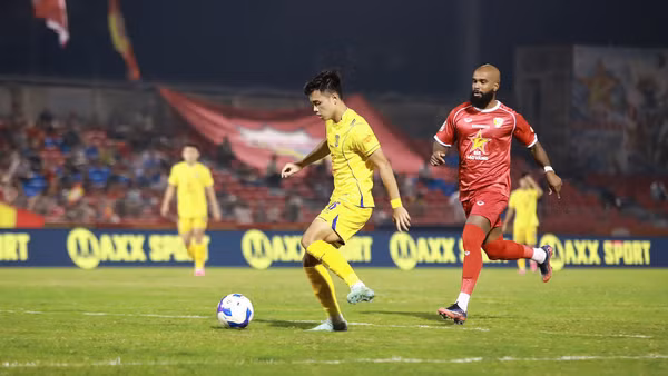 Sông Lam Nghệ An hiện đang đứng đầu bảng V-League. (Ảnh: VPF)