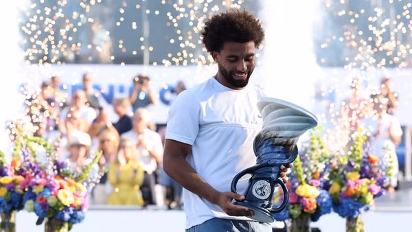 Arthur Fils cầm trên tay chiếc cúp vô địch Cincinnati Open 2026. (Ảnh: Cincinnati Open)