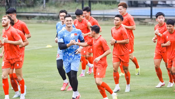 Các thành viên đội tuyển Việt Nam hứng khởi luyện tập. (Ảnh: VFF)