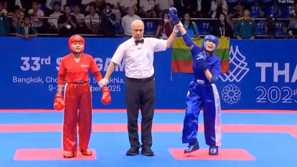 Võ sĩ Kickboxing Hoàng Thị Thùy Giang (áo xanh) đoạt Huy chương Vàng môn Kickboxing, nội dung Point Fighting. 
