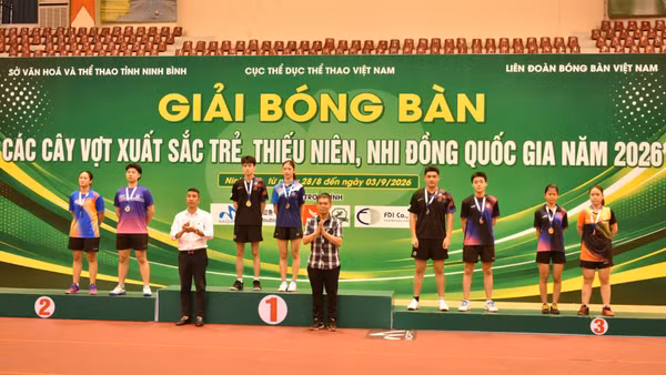 Hai tay vợt Đoàn Đức Tuấn và Phạm Hà Phương Mai (Công an nhân dân - T&T) đứng trên bục cao nhất ở lứa tuổi 18-19. (Ảnh: T&T)