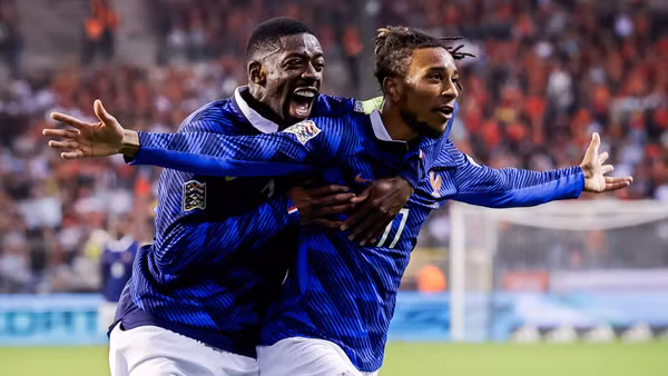 Ousmane Dembélé ăn mừng cùng Michael Olise. (Ảnh: B/R Football)