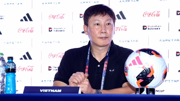 Huấn luyện viên Kim Sang Sik tại buổi họp báo sau trận đấu. (Ảnh: VFF)