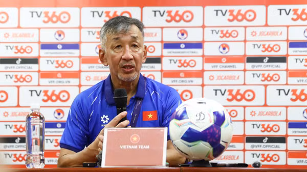 Huấn luyện viên Yutaka Ikeuchi tại buổi họp báo sau trận đấu. (Ảnh: VFF)