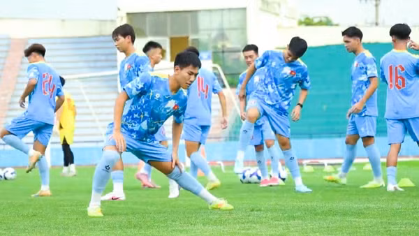 U20 Việt Nam luyện tập trên sân vận động Việt Trì (Phú Thọ). (Ảnh: VFF)
