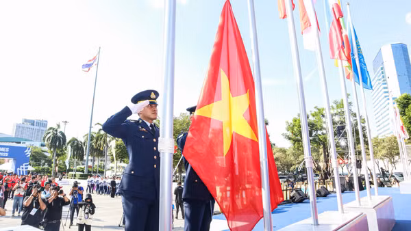 Khoảnh khắc thượng cờ của Đoàn Thể thao Việt Nam. 