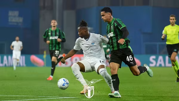 Lazio (áo trắng) vượt qua Inter Milan để vươn lên dẫn đầu Serie A. (Ảnh: Lazio)