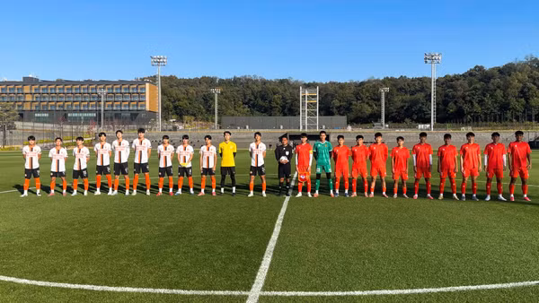 Đội hình xuất phát của U17 Việt Nam (phải) và đội hình xuất phát của câu lạc bộ Shinpyeong. (Ảnh: VFF)