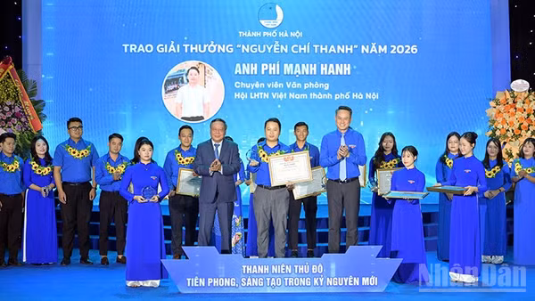 Các cán bộ Hội tiêu biểu nhận Giải thưởng "Nguyễn Chí Thanh" lần thứ nhất, năm 2026 của Thủ đô Hà Nội. (Ảnh: LINH PHAN)