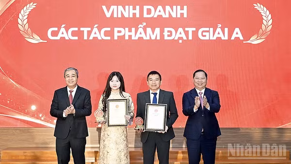 Ban tổ chức trao giải A tặng các tác giả, đại diện nhóm tác giả. (Ảnh: LINH PHAN)