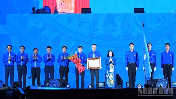 Đồng chí Bùi Thị Minh Hoài trao Huân chương Lao động hạng Nhất tặng Hội Liên hiệp thanh niên Việt Nam. (Ảnh: LINH PHAN)
