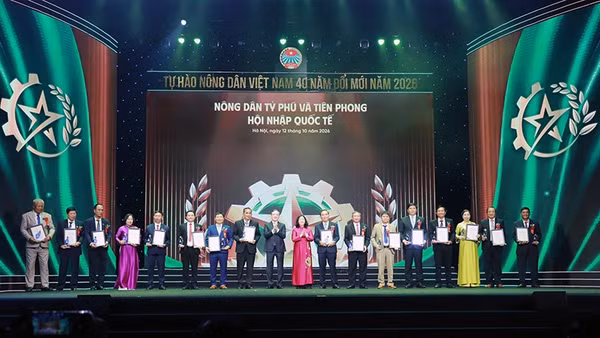 Các đồng chí Bùi Thị Minh Hoài, Lương Quốc Đoàn (thứ 9 và 10 từ phải sang) trao danh hiệu "Nông dân tỷ phú và tiên phong hội nhập quốc tế" tặng các cá nhân tiêu biểu. (Ảnh: Ban tổ chức cung cấp)
