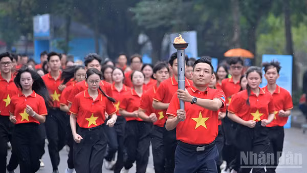 Đoàn vận động viên thanh niên tiêu biểu rước ngọn đuốc "Tôi yêu Tổ quốc tôi" từ đất mũi Cà Mau về Thủ đô Hà Nội. (Ảnh: LINH PHAN)