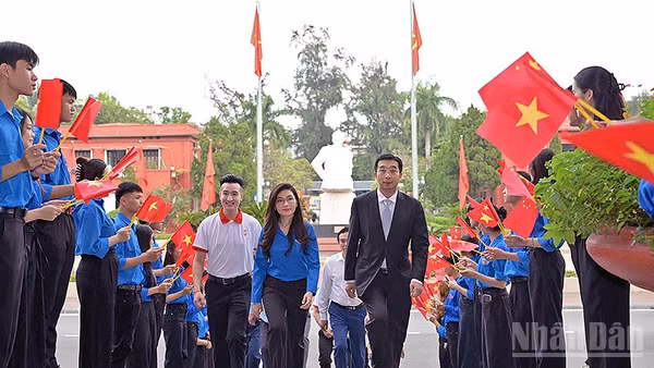 Bí thư Trung ương Đoàn, Chủ tịch Hội đồng Đội Trung ương Hồ Hồng Nguyên (áo xanh, ở giữa) đón đoàn đại biểu “Hành trình đỏ nghiên cứu, học tập” năm 2026 tại Việt Nam. (Ảnh: LINH PHAN)