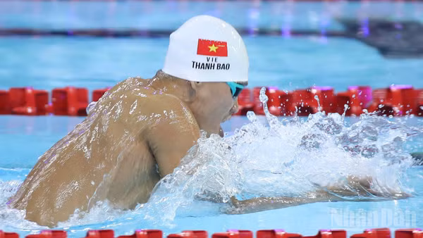Phạm Thanh Bảo bứt tốc trên đường đua xanh. (Ảnh: MINH HOÀNG)