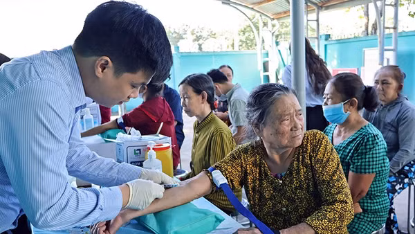 Đông đảo người dân đến khám, sàng lọc bệnh tại chương trình do Trung ương Hội Thầy thuốc trẻ Việt Nam triển khai tại Thành phố Hồ Chí Minh.