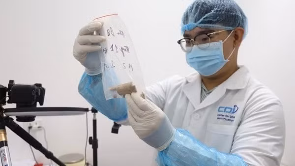 Cán bộ Trung tâm Giám định ADN kiểm tra phân loại mẫu xương khó trước khi đưa vào quy trình tự gen thế hệ mới NGS-SNP. (Ảnh: VIỆN HÀN LÂM KHOA HỌC VÀ CÔNG NGHỆ VIỆT NAM)