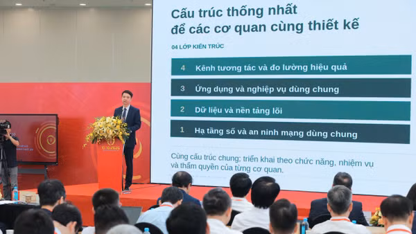 Giới thiệu Khung kiến trúc tổng thể quốc gia số tới các đại biểu tham dự sự kiện chào mừng Ngày Chuyển đổi số quốc gia năm 2026 do Bộ Khoa học và Công nghệ tổ chức. (Ảnh: Hà Linh)