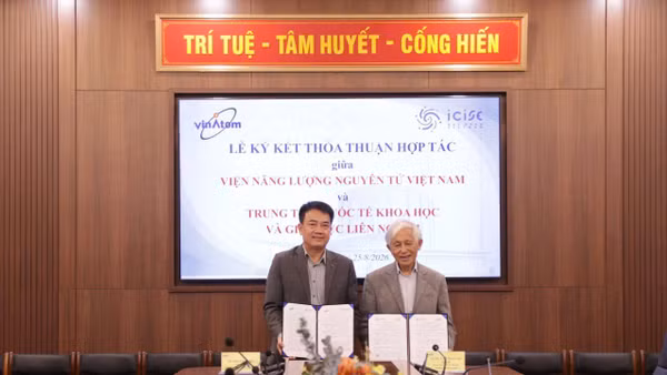 Tiến sĩ Trần Chí Thành và Giáo sư Trần Thanh Vân ký Thỏa thuận hợp tác tăng cường nghiên cứu khoa học, đào tạo nguồn nhân lực và kết nối cộng đồng khoa học. (Ảnh: THANH QUÝ)