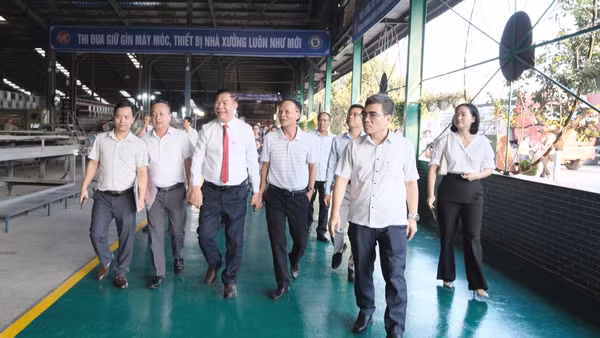 Các đại biểu dự Hội thảo khảo sát thực tế tại Công ty cổ phần Gốm Đất Việt. (Ảnh: THU HƯỜNG)