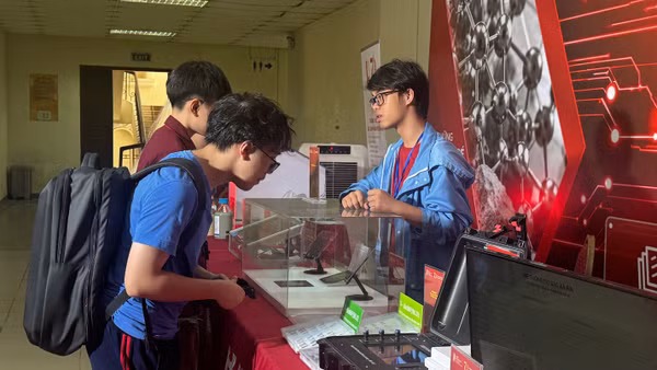 Triển lãm các sản phẩm, kết quả nghiên cứu trong lĩnh vực vật liệu, bán dẫn và vật lý ứng dụng tại Triển lãm thành tựu khoa học và công nghệ của Đại học Bách khoa Hà Nội. (Ảnh: HÀ LINH)