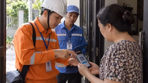 Người dân cần cảnh giác với người tự xưng là nhân viên điện, nước yêu cầu cài ứng dụng, hỗ trợ thanh toán hóa đơn. Ảnh: HÀ LINH.