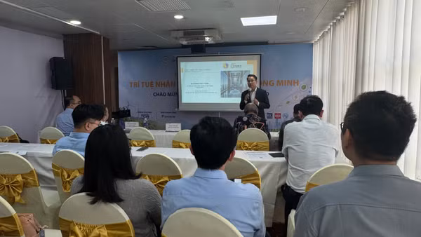 Đại biểu chia sẻ xu hướng ứng dụng AI trong đô thị thông minh. (Ảnh: HÀ LINH)