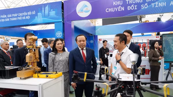 Các đại biểu tham quan gian hàng trưng bày sản phẩm chuyển đổi số tại sự kiện chào mừng Ngày Chuyển đổi số quốc gia năm 2026 do Bộ Khoa học và Công nghệ tổ chức. (Ảnh: Hà Linh)
