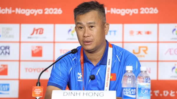 Huấn luyện viên Đinh Hồng Vinh tại buổi họp báo sau trận hòa 1-1 trước U23 Kuwait. (Ảnh: VFF)