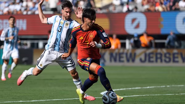 Ferran Torres đi bóng trước cầu thủ Argentina trong trận chung kết World Cup 2026. (Ảnh: THX/TTXVN)